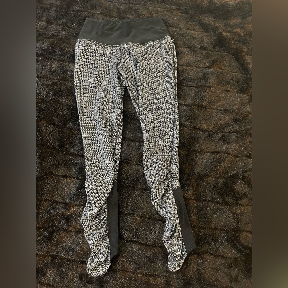 Nike Women’s Black & White Patterned Cropped Leggings Size Small